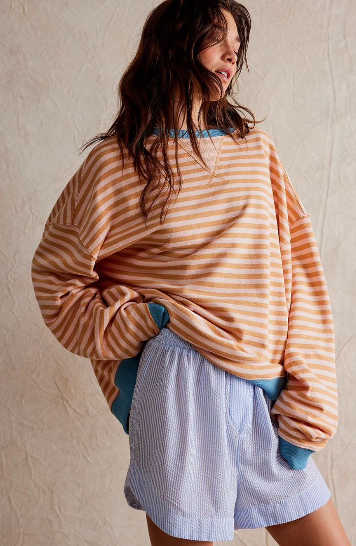Lena oversized women's sweater with a black and white striped pattern and a round neck.
