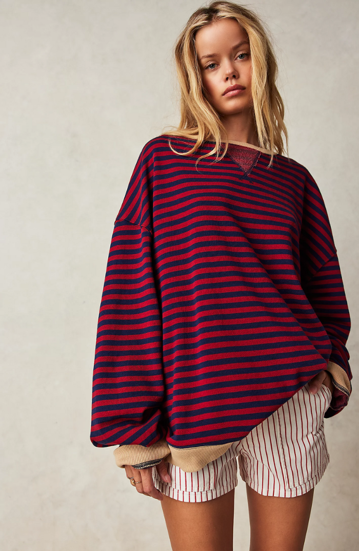 Lena oversized women's sweater with a black and white striped pattern and a round neck.