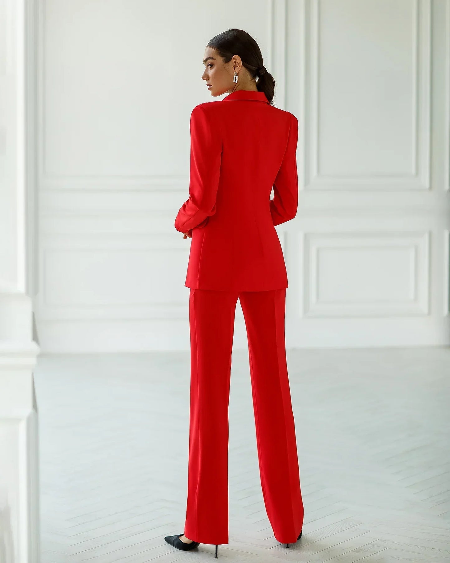 Eliana elegant suit set with a tailored blazer and straight pants, showing a polished, structured look.