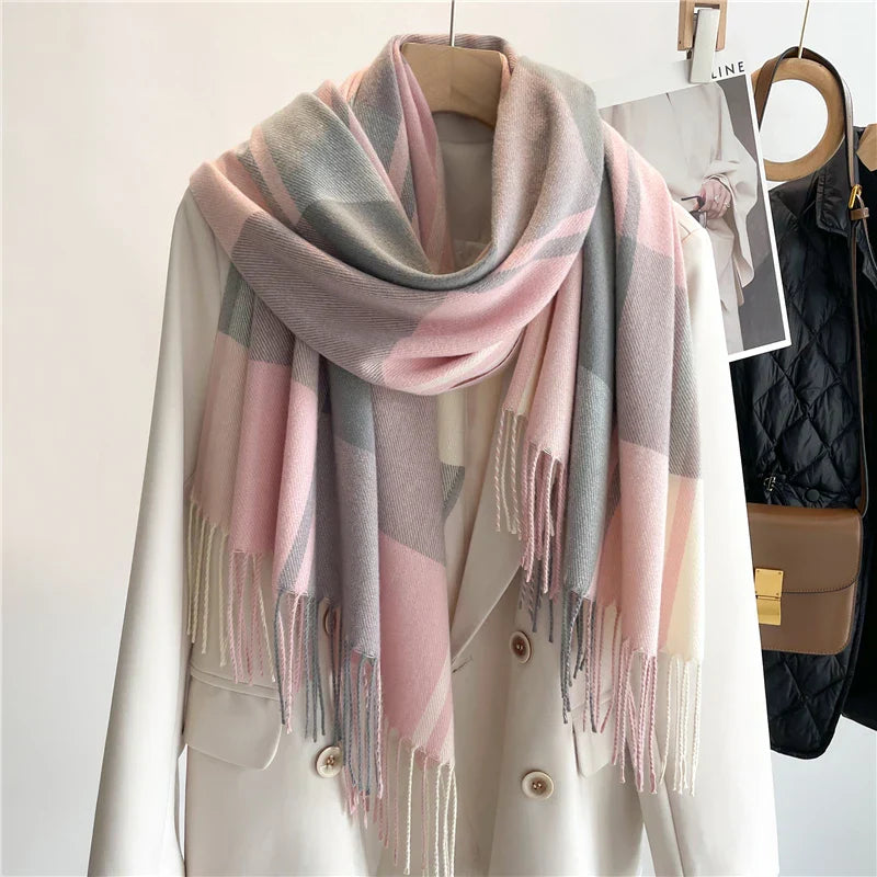 Lydie women's checkered scarf in a contemporary pattern with a generous size.
