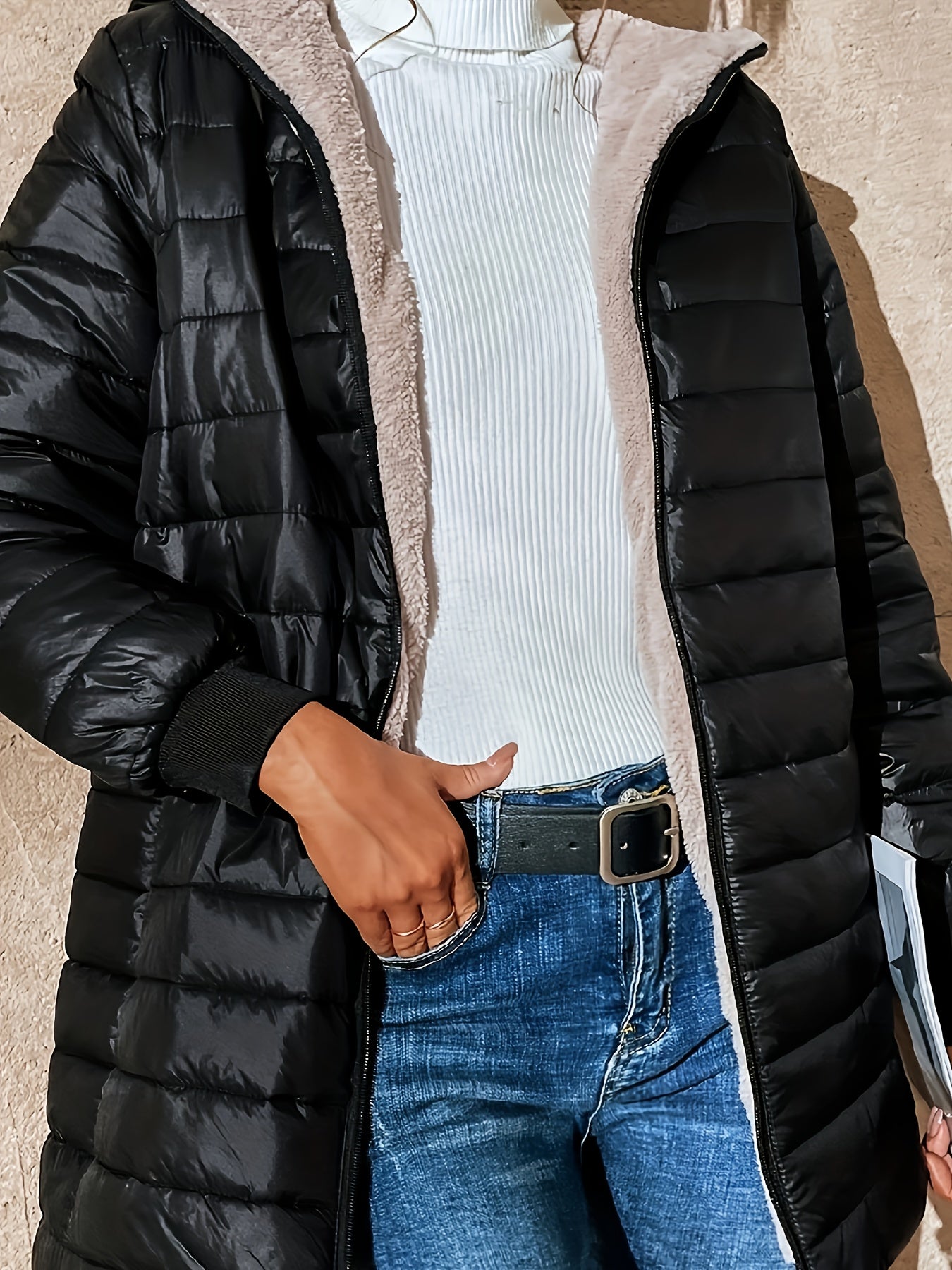Lydia is a women’s winter coat with fleece lining, combining elegance and warmth. Perfect for everyday wear and seasonal layering.