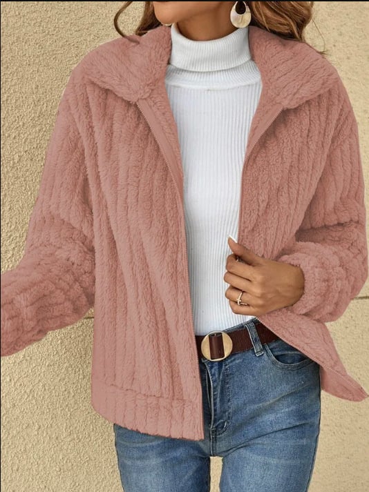 Cora women's fleece jacket with a short cut and a structured collar, in a soft, cozy material.