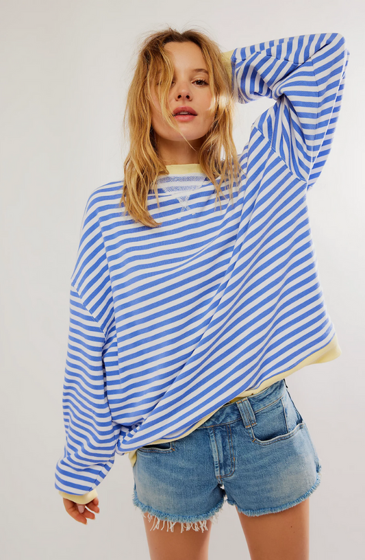 Lena oversized women's sweater with a black and white striped pattern and a round neck.