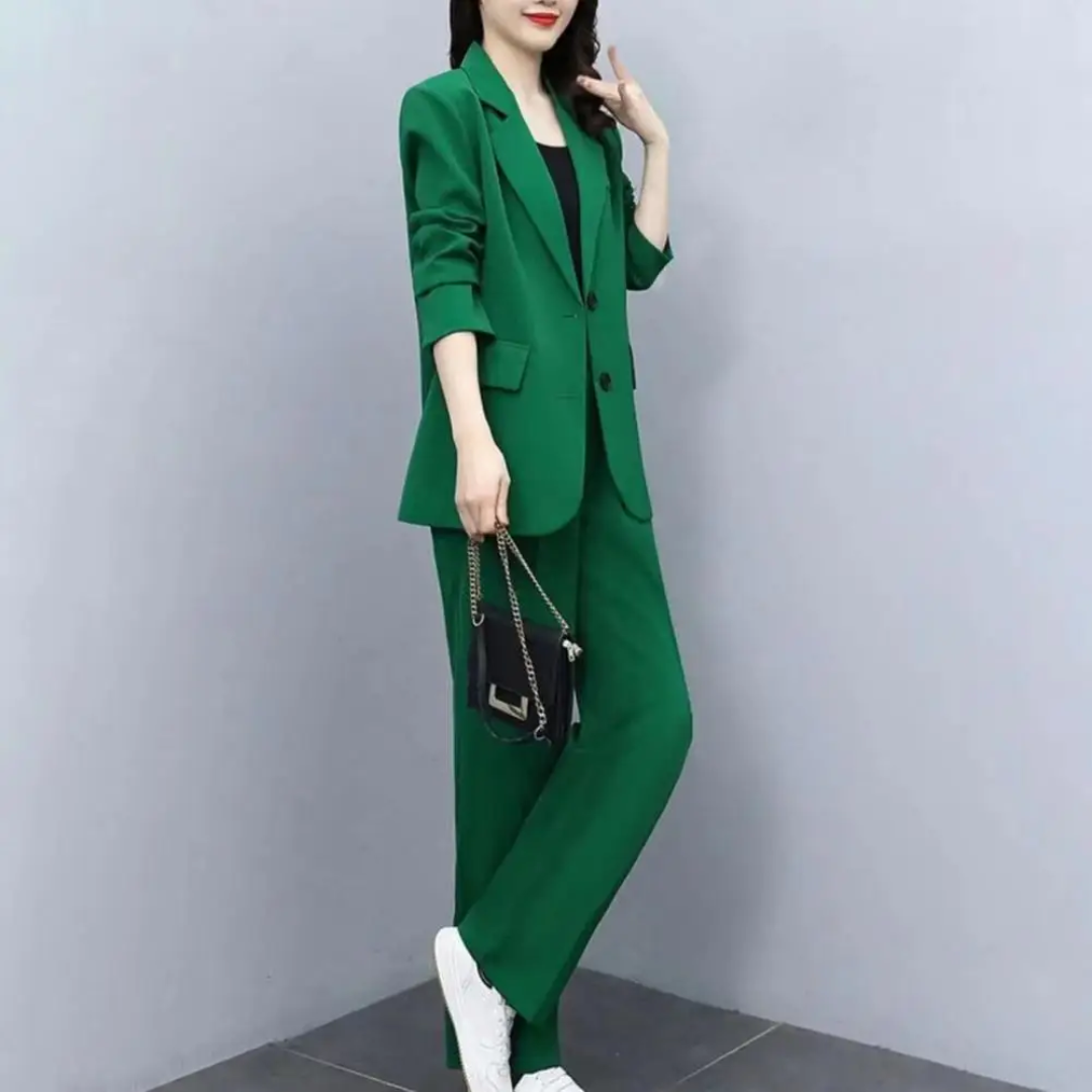 Selwyn sophisticated women’s suit with tailored fit and breathable microfiber fabric