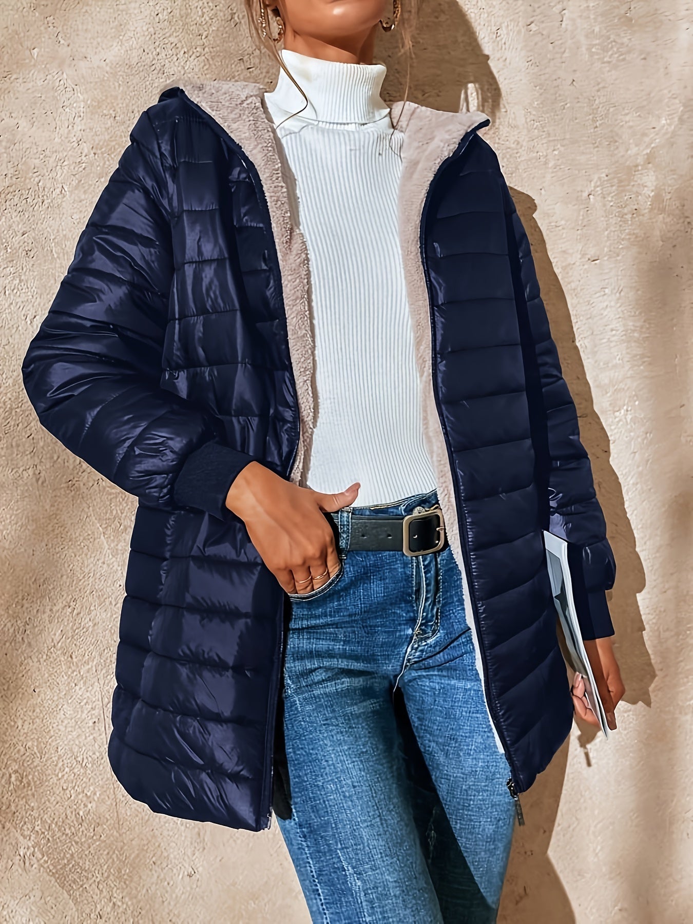 Lydia is a women’s winter coat with fleece lining, combining elegance and warmth. Perfect for everyday wear and seasonal layering.