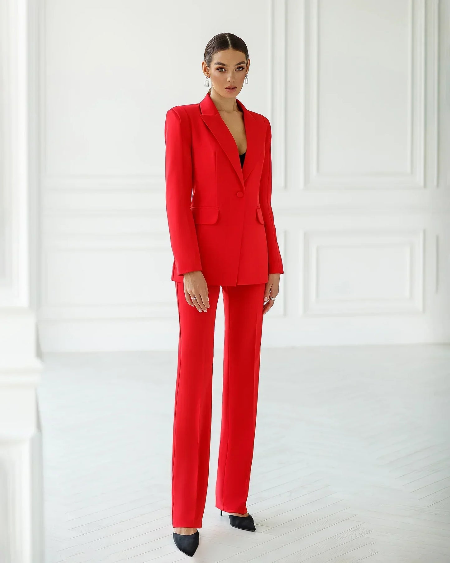 Eliana elegant suit set with a tailored blazer and straight pants, showing a polished, structured look.