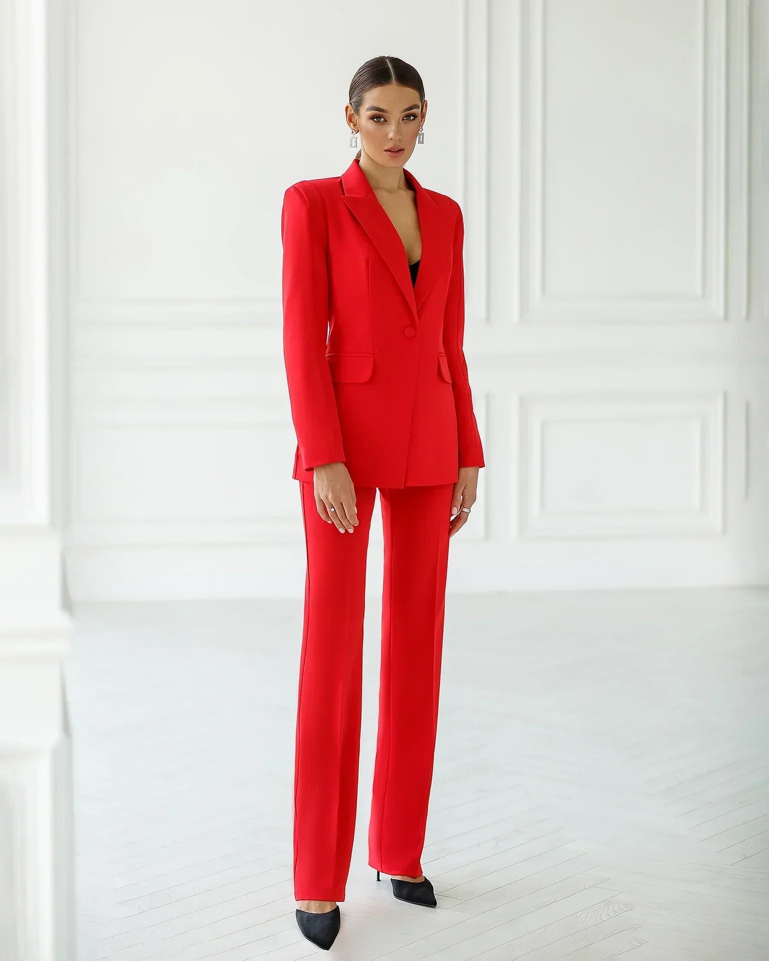 Eliana elegant suit set with a tailored blazer and straight pants, showing a polished, structured look.