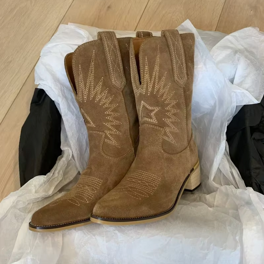 Saphira women’s retro boots with embroidered details, bold and stylish design