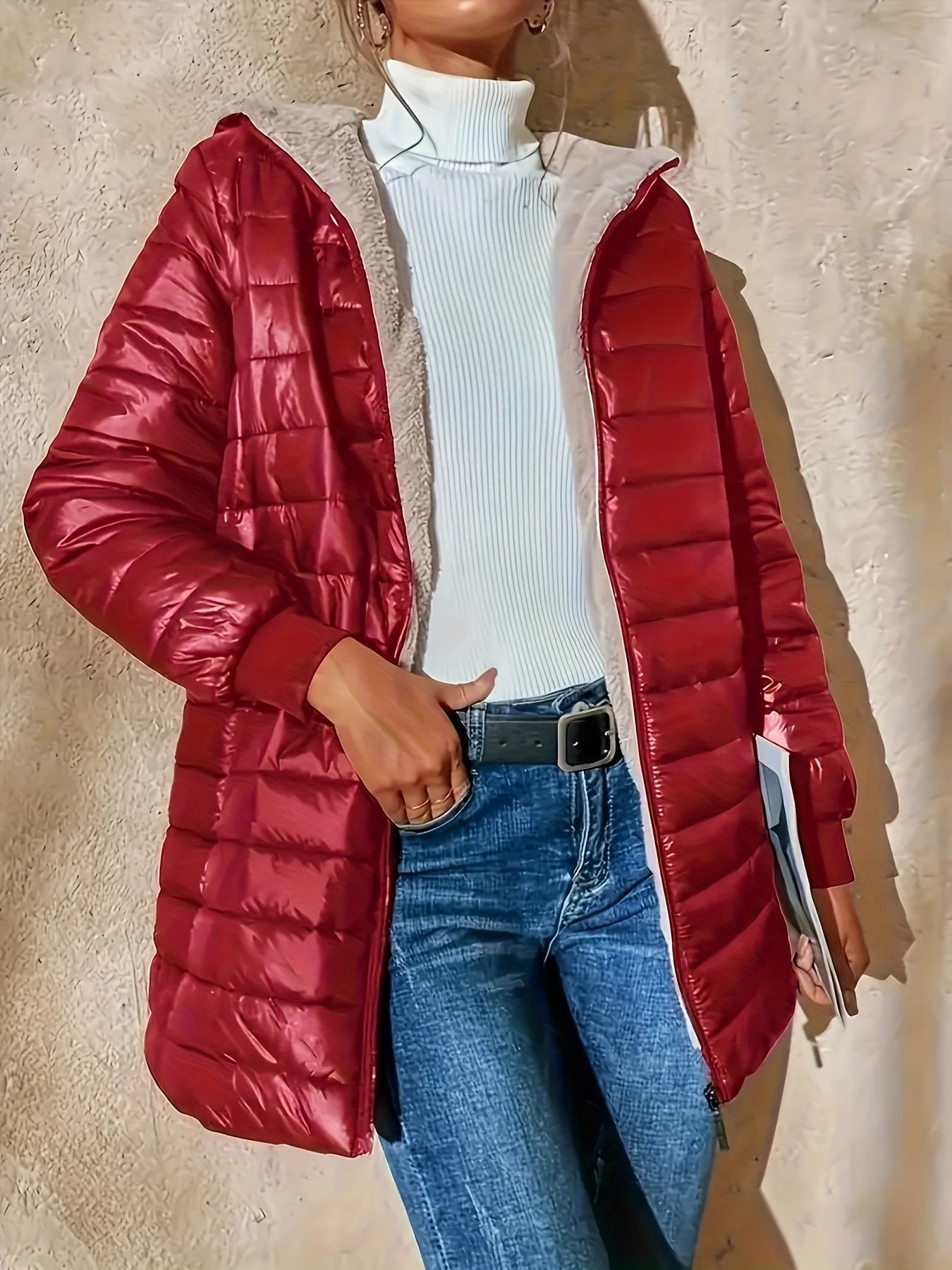 Lydia is a women’s winter coat with fleece lining, combining elegance and warmth. Perfect for everyday wear and seasonal layering.