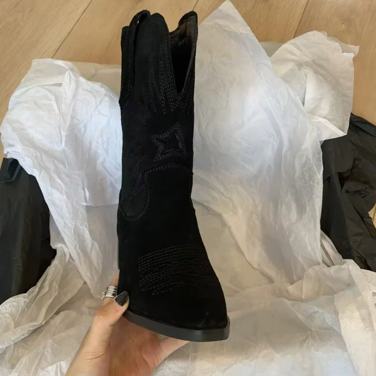 Saphira women’s retro boots with embroidered details, bold and stylish design