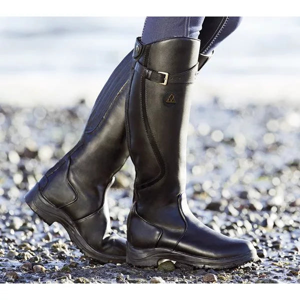 Talia high boots for women with a timeless feminine style and a structured, chunky sole.