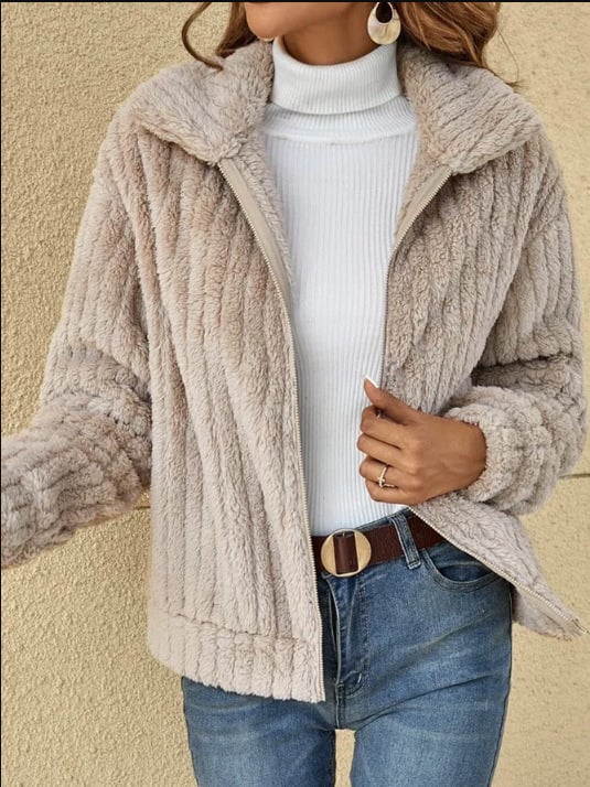 Cora women's fleece jacket with a short cut and a structured collar, in a soft, cozy material.