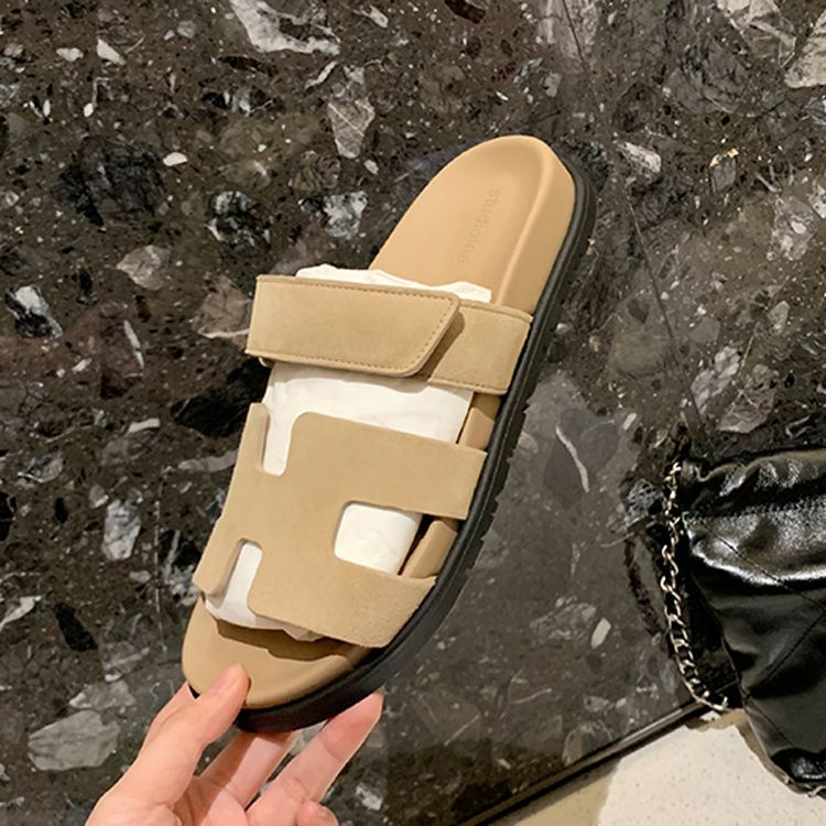 Clarissa comfortable women's sandals in a minimalist style with cushioned soles.