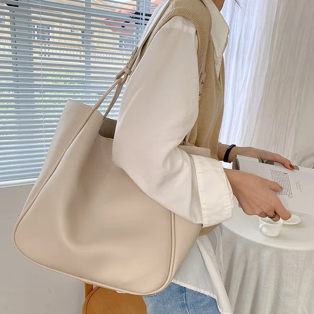 Isolde women’s structured handbag in textured synthetic leather with refined silhouette