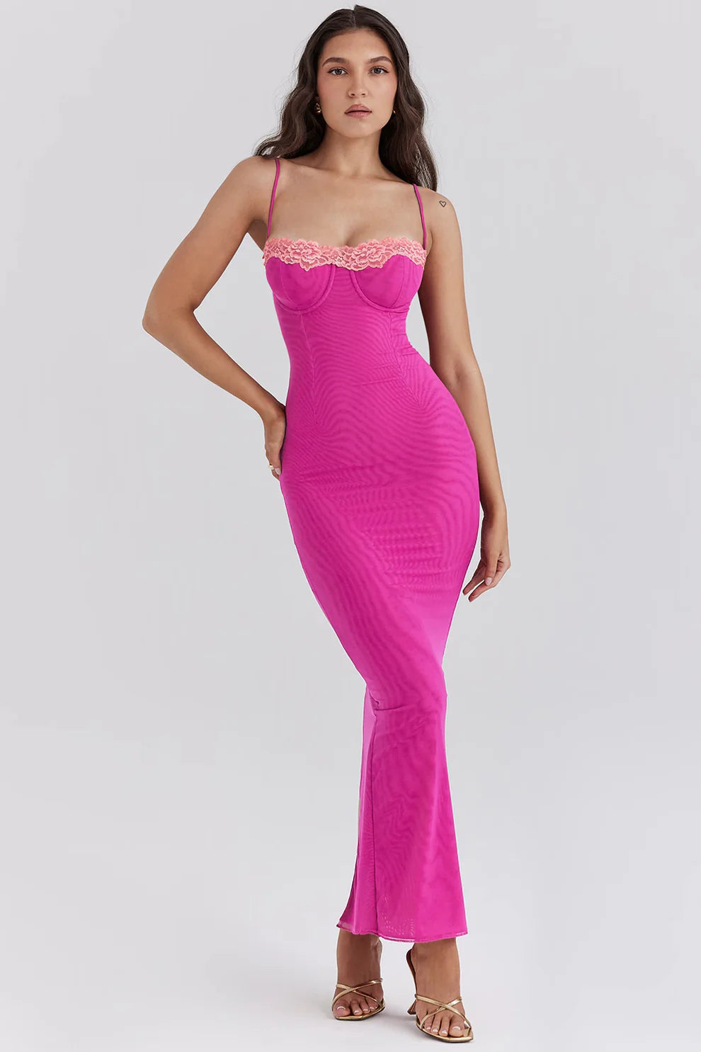 Discover Seraphine, a women’s sleeveless maxi dress that combines elegance and comfort. Perfect for summer occasions, evenings, or stylish everyday looks.