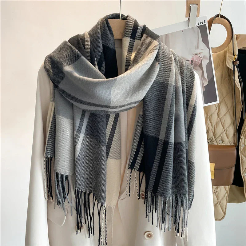 Lydie women's checkered scarf in a contemporary pattern with a generous size.