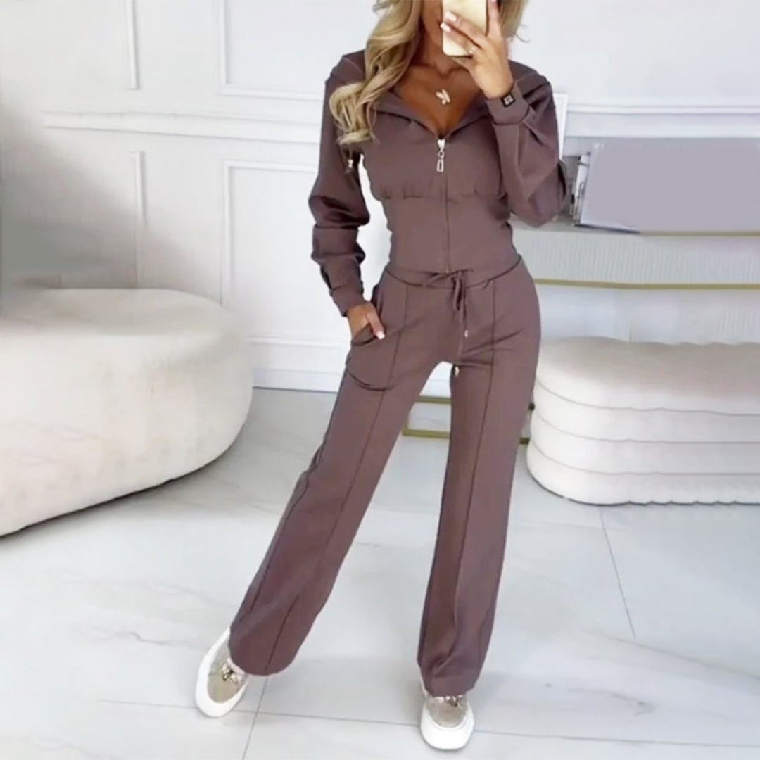 Clara women’s sportswear set with zip-up hoodie and elastic waistband trousers