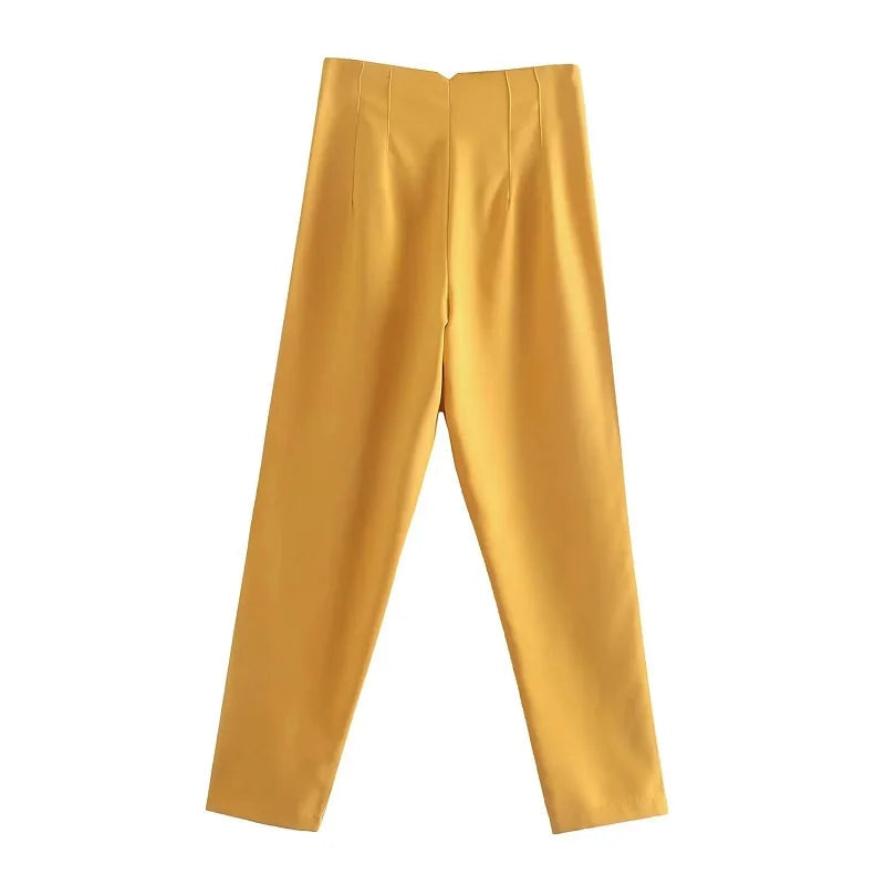 Audrey high-waisted elegant pants with a fitted silhouette and structured design, showcasing a refined look.