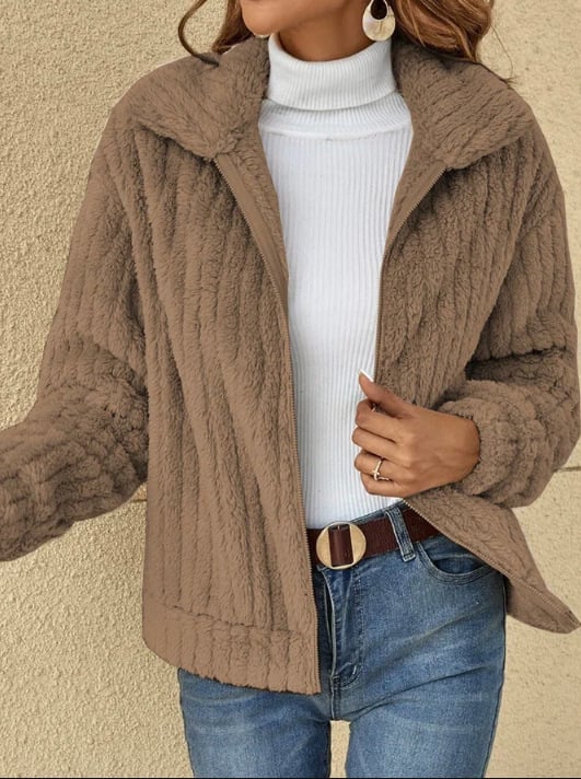 Cora women's fleece jacket with a short cut and a structured collar, in a soft, cozy material.