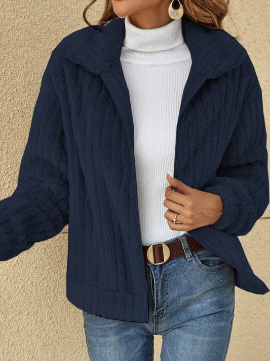 Cora women's fleece jacket with a short cut and a structured collar, in a soft, cozy material.