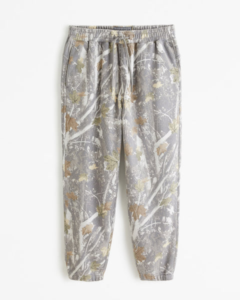 Remi casual pants with a camouflage print, relaxed fit, and an elastic waistband.