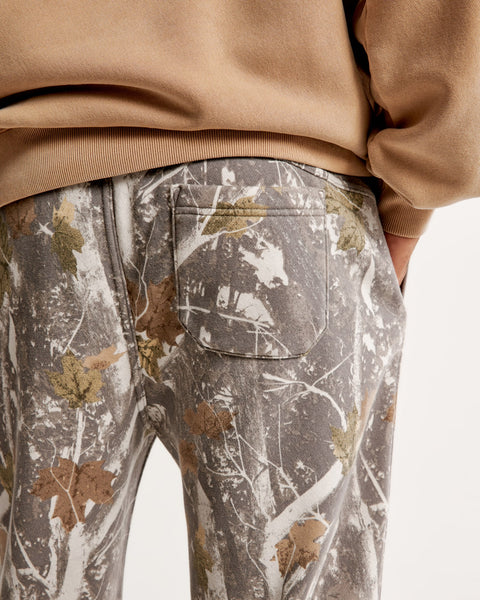 Remi casual pants with a camouflage print, relaxed fit, and an elastic waistband.