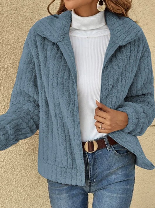 Cora women's fleece jacket with a short cut and a structured collar, in a soft, cozy material.