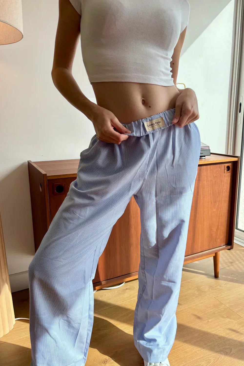 Mira women’s pants with flowing cut and fitted waistband, versatile and comfortable style