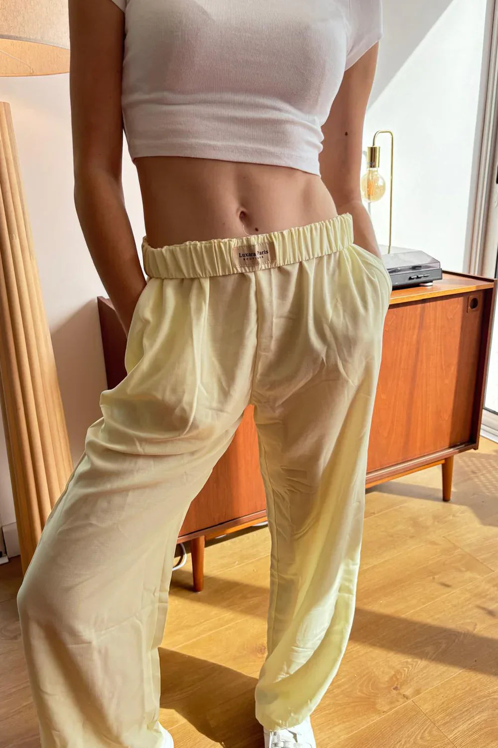 Mira women’s pants with flowing cut and fitted waistband, versatile and comfortable style