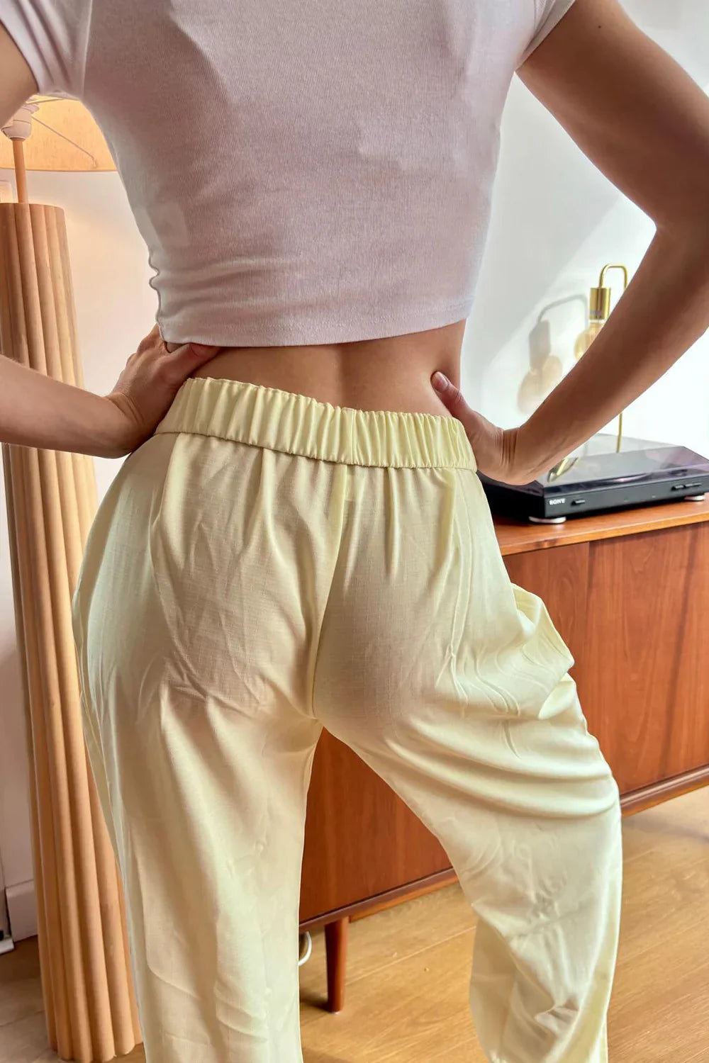 Mira women’s pants with flowing cut and fitted waistband, versatile and comfortable style