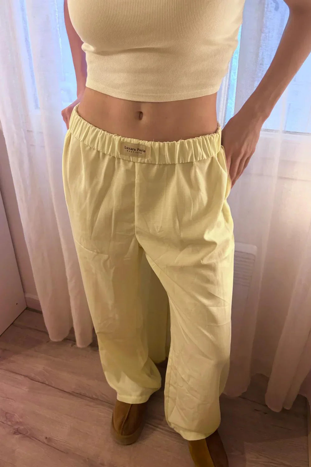 Mira women’s pants with flowing cut and fitted waistband, versatile and comfortable style