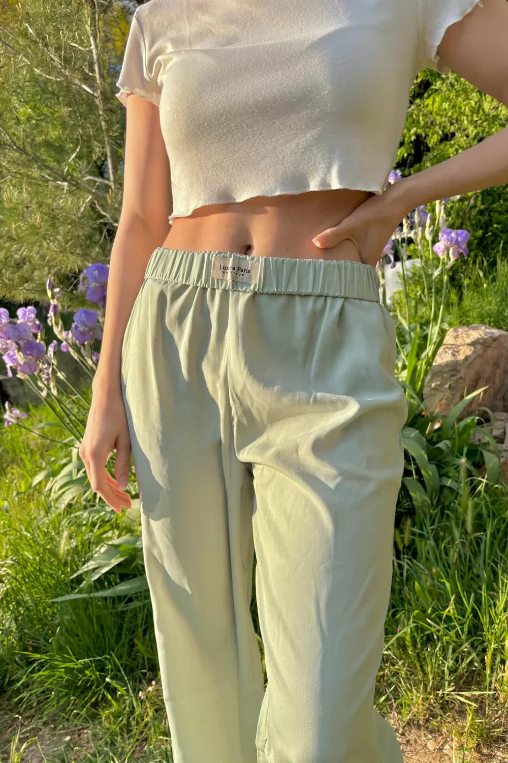 Mira women’s pants with flowing cut and fitted waistband, versatile and comfortable style