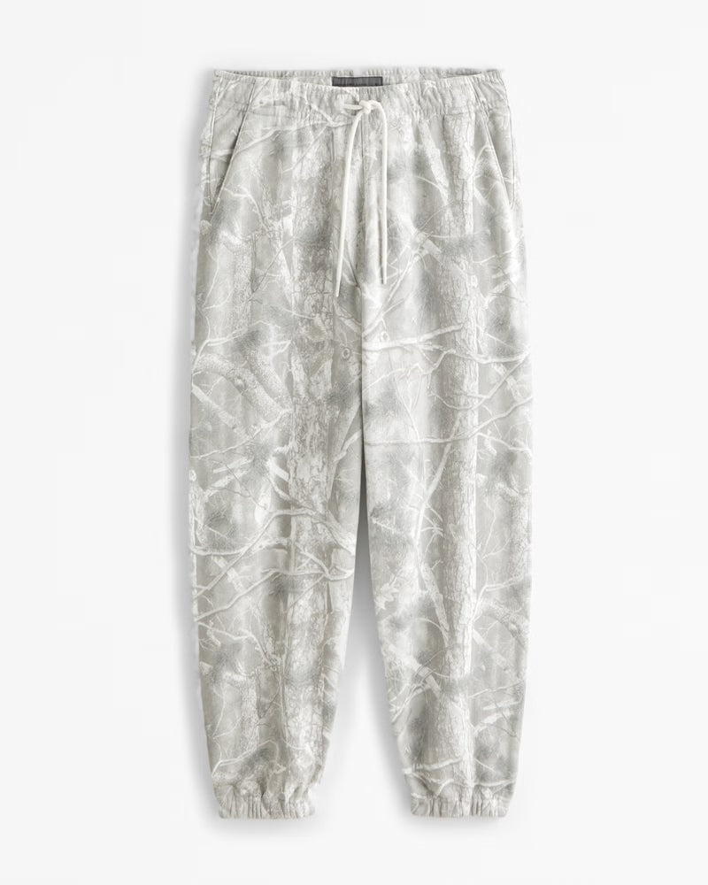 Remi casual pants with a camouflage print, relaxed fit, and an elastic waistband.