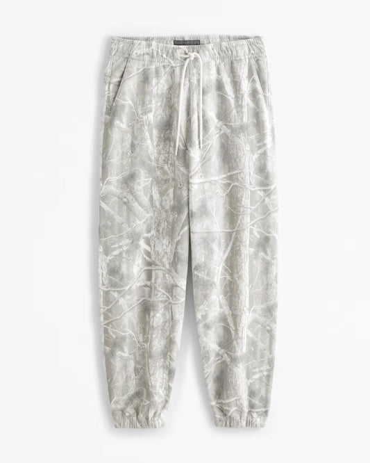 Remi casual pants with a camouflage print, relaxed fit, and an elastic waistband.