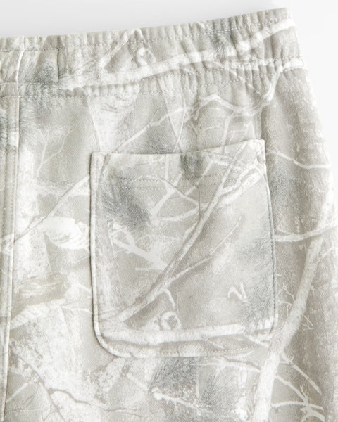 Remi casual pants with a camouflage print, relaxed fit, and an elastic waistband.